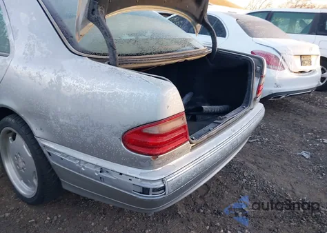 2000 Mercedes-Benz E 430 4M z USA, uszkodzony, nr VIN WDBJF83J2YX037929